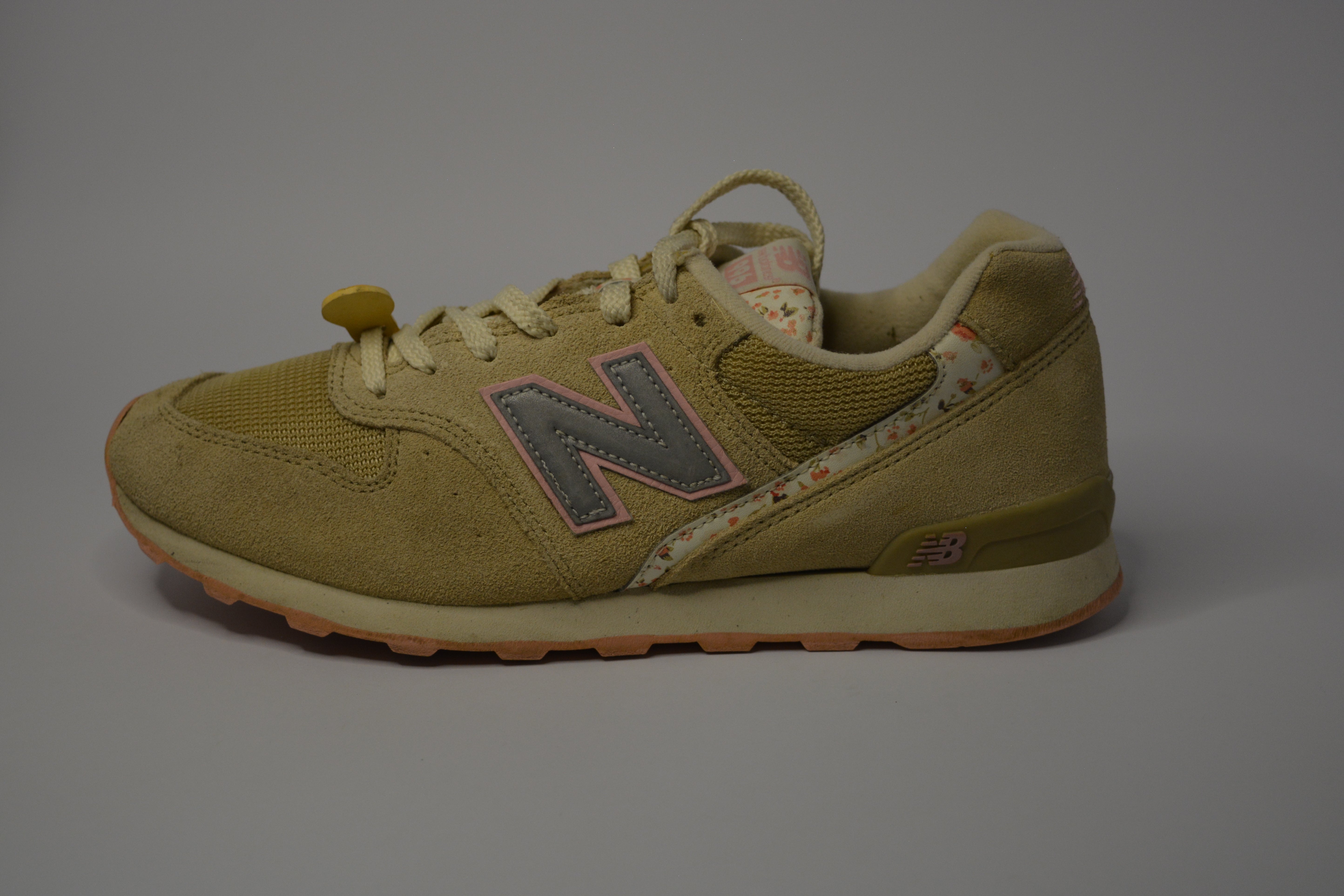 New Balance Women's 696